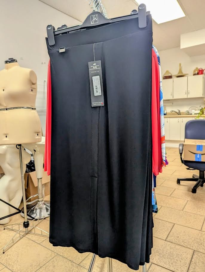 Pantalon capri Noir en Ity – Michael Tyler