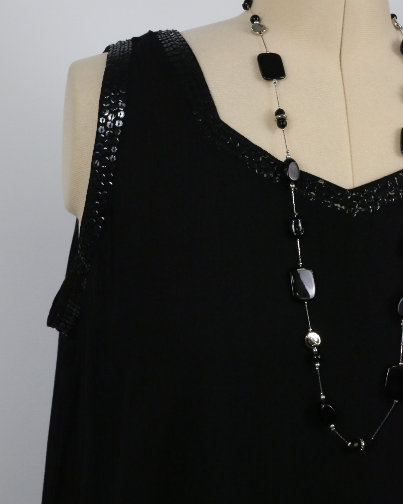 Black dress adorned with shimmering sequins - Angel Circle